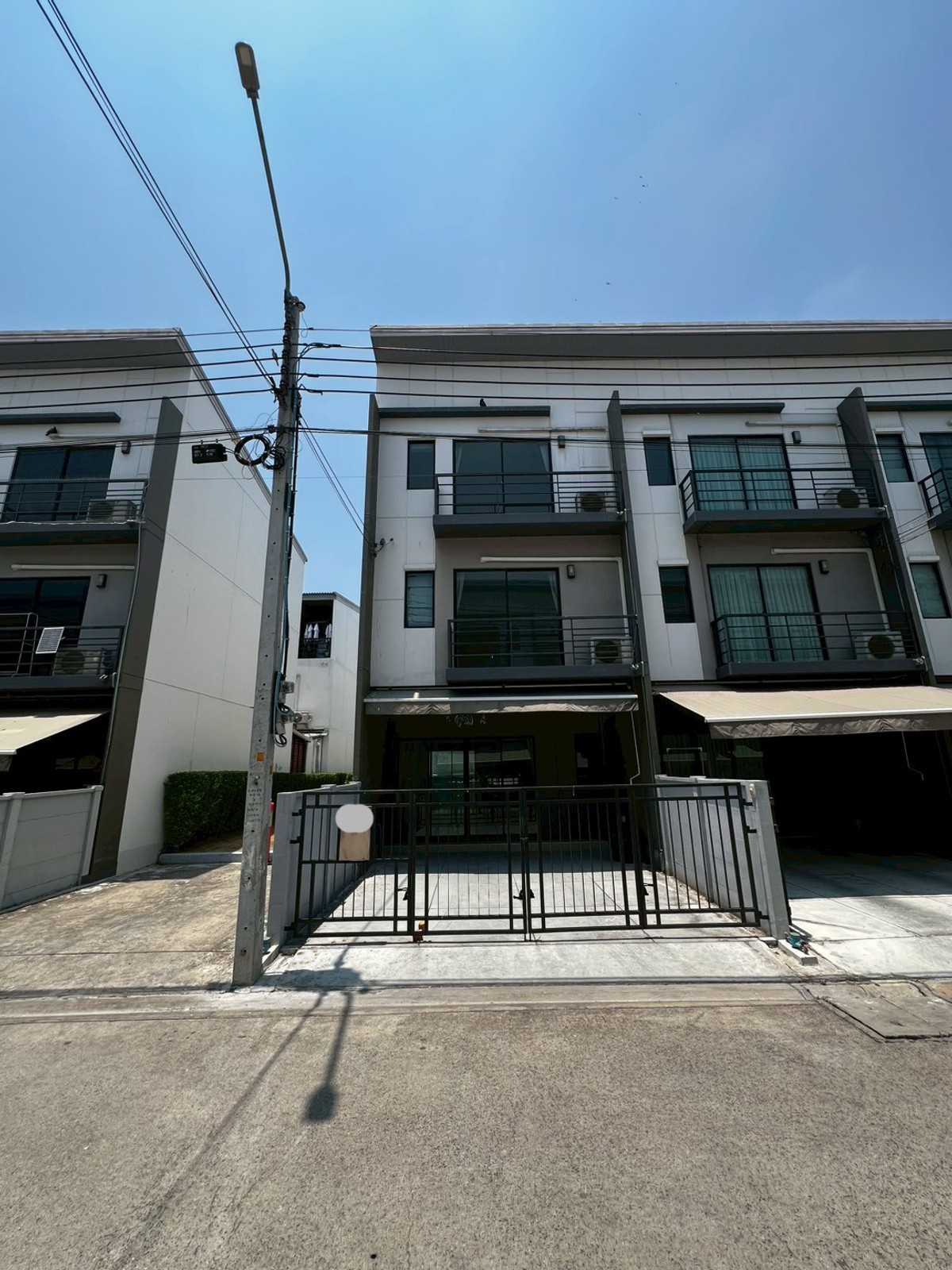 For RentTownhomeRama5, Ratchapruek, Bangkruai : Corner townhome with river view, pet-friendly, near Rama 5 Bridge, 3 bedrooms, 3 bathrooms.