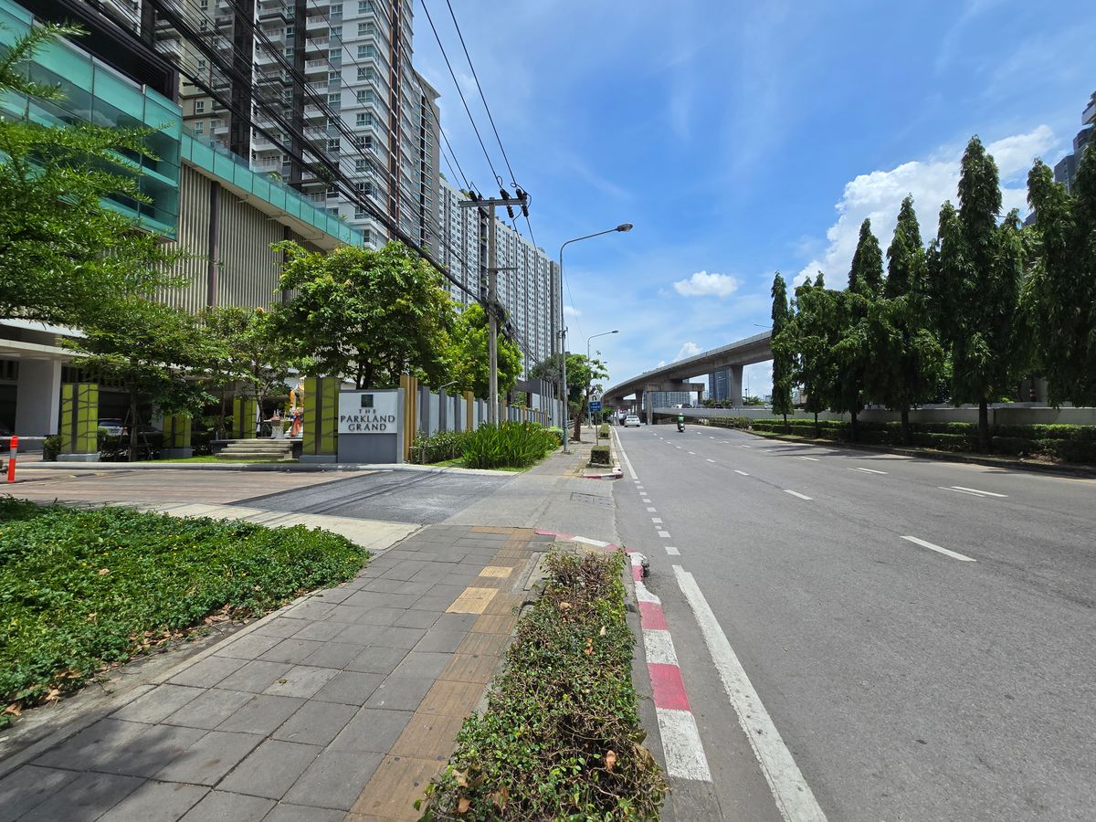 For SaleCondoThaphra, Talat Phlu, Wutthakat : The Parkland Grand Taksin Condo, 22nd Floor, Size 47.09 sqm. View pool view. Fix car park.