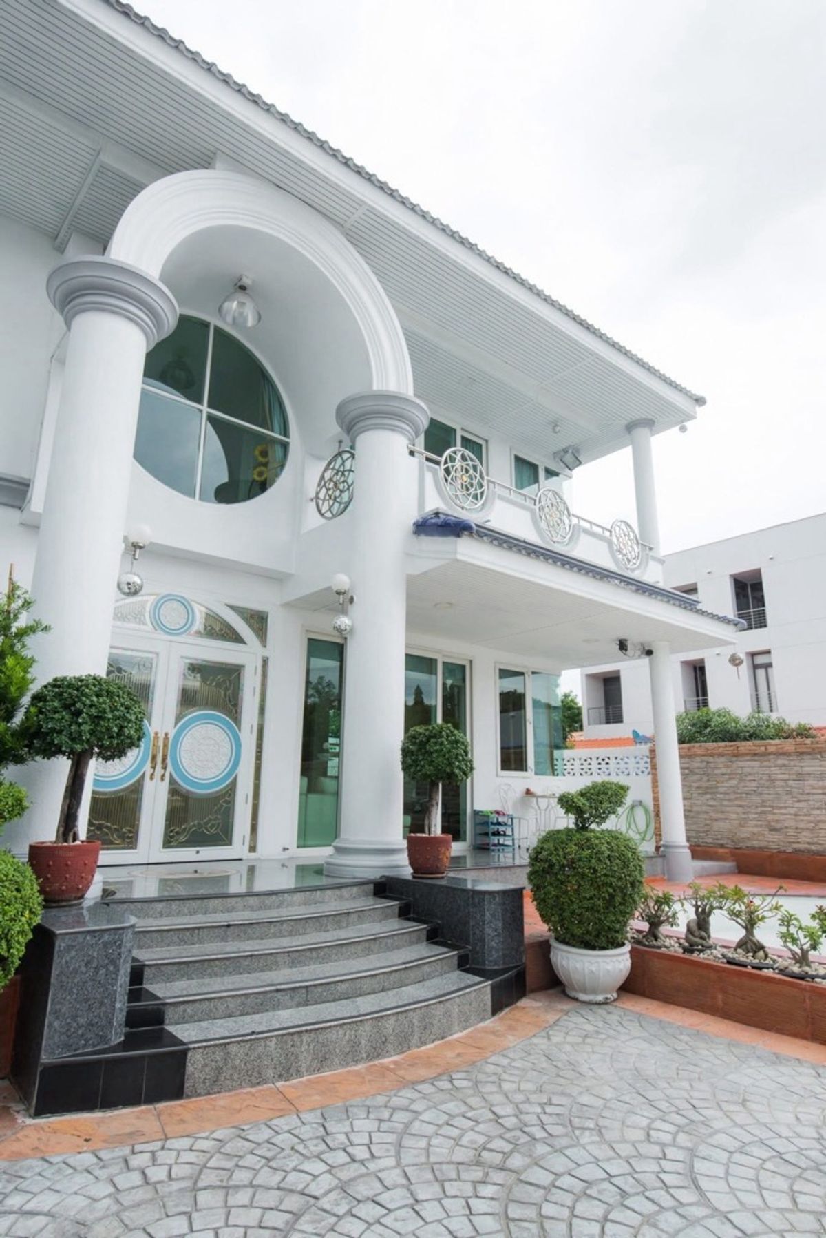 ขายบ้านพระราม 9 เพชรบุรีตัดใหม่ RCA : 📢👇 บ้านหรู พร้อมสระว่ายน้ำ ตกแต่งหรู ใกล้The Nine , เดินทางสะดวก ใกล้จุดขึ้นลงทางด่วน