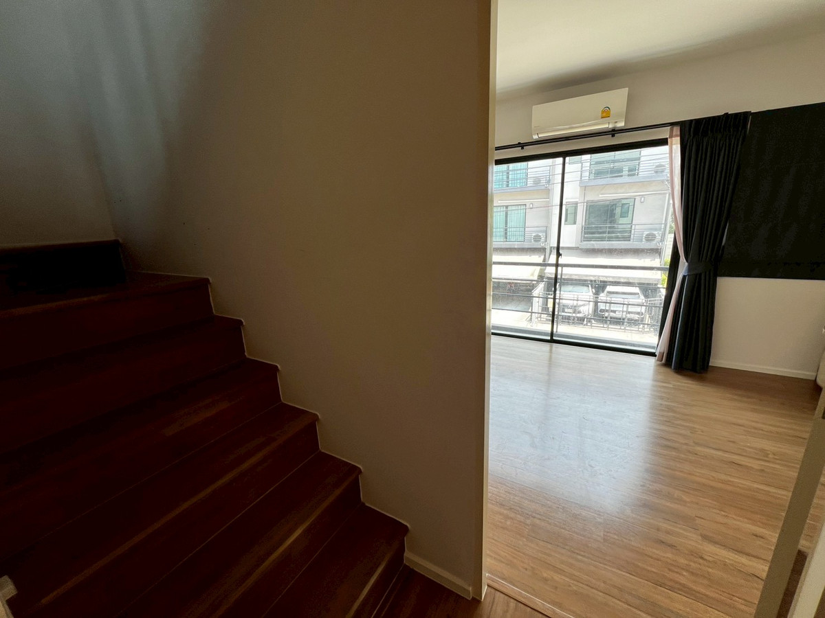 For RentTownhomeRama5, Ratchapruek, Bangkruai : Corner townhome with river view, pet-friendly, near Rama 5 Bridge, 3 bedrooms, 3 bathrooms.