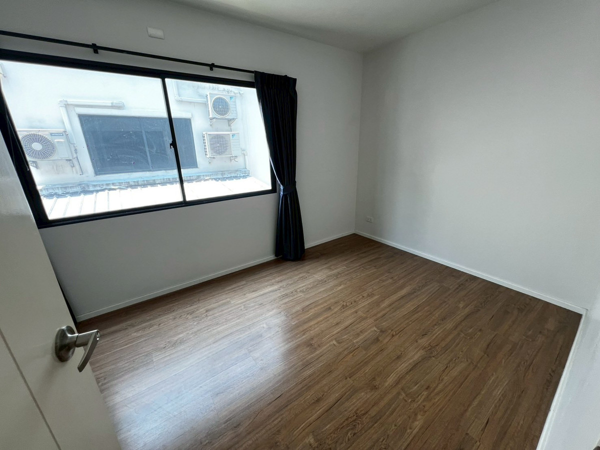 For RentTownhomeRama5, Ratchapruek, Bangkruai : Corner townhome with river view, pet-friendly, near Rama 5 Bridge, 3 bedrooms, 3 bathrooms.