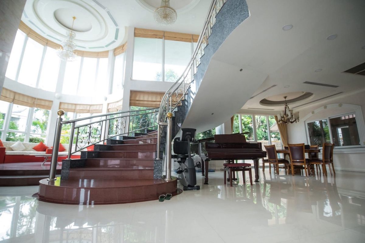 ขายบ้านพระราม 9 เพชรบุรีตัดใหม่ RCA : 📢👇 บ้านหรู พร้อมสระว่ายน้ำ ตกแต่งหรู ใกล้The Nine , เดินทางสะดวก ใกล้จุดขึ้นลงทางด่วน