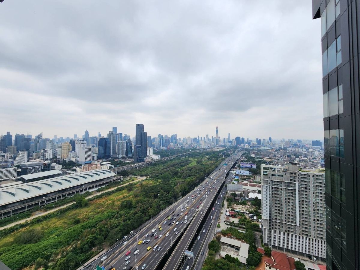 ให้เช่าคอนโดพระราม 9 เพชรบุรีตัดใหม่ RCA : ห้องใหญ่ ใกล้ มศว 📍Life asoke hype 1 ห้องนอน 32 ตร. ชั้นสูงมาก เพียง 23,000 ! สุดคุ้ม ได้วิวสวนสวยๆ ทุกวัน พร้อมส่วนกลางสุดหรู ✨ โทร 081-152-6154 agent 