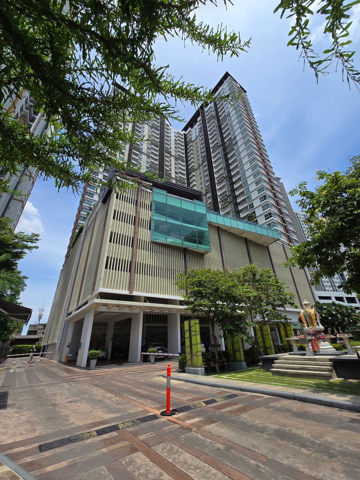 For SaleCondoThaphra, Talat Phlu, Wutthakat : The Parkland Grand Taksin Condo, 22nd Floor, Size 47.09 sqm. View pool view. Fix car park.