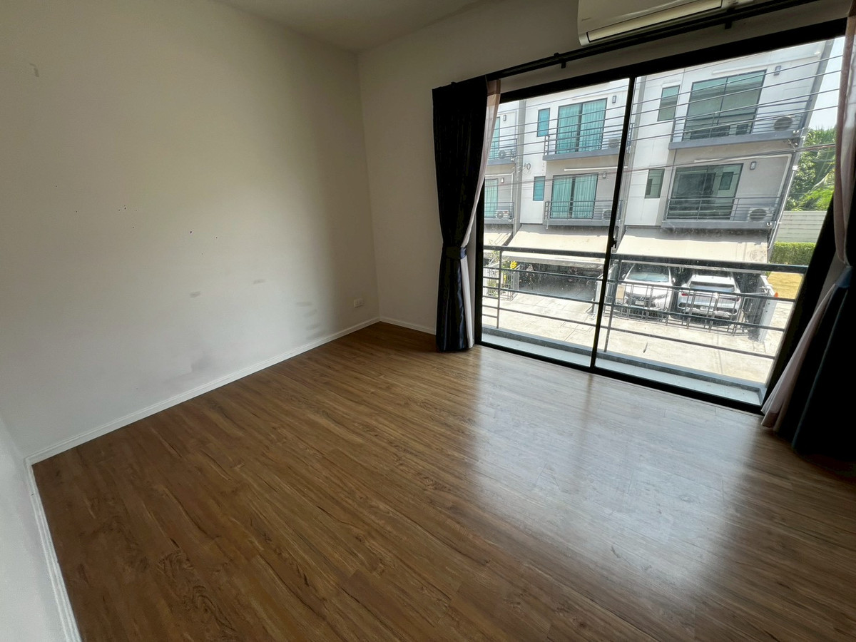 For RentTownhomeRama5, Ratchapruek, Bangkruai : Corner townhome with river view, pet-friendly, near Rama 5 Bridge, 3 bedrooms, 3 bathrooms.