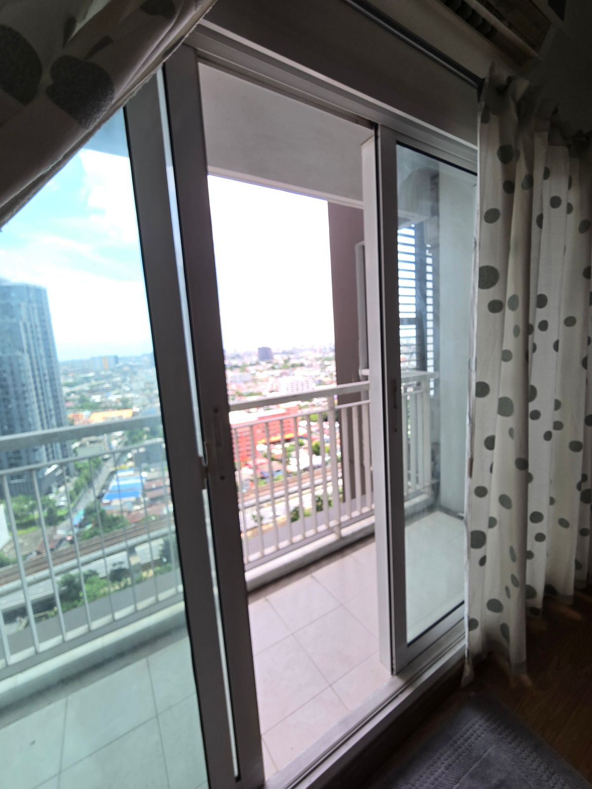 For SaleCondoThaphra, Talat Phlu, Wutthakat : The Parkland Grand Taksin Condo, 22nd Floor, Size 47.09 sqm. View pool view. Fix car park.