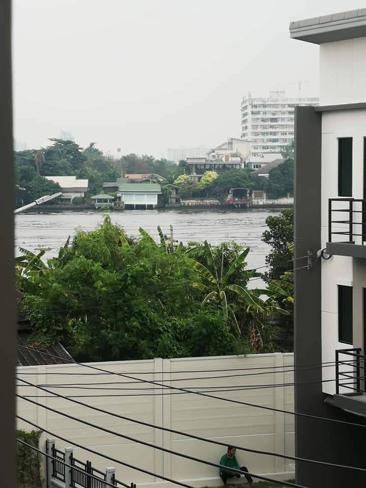For RentTownhomeRama5, Ratchapruek, Bangkruai : Corner townhome with river view, pet-friendly, near Rama 5 Bridge, 3 bedrooms, 3 bathrooms.