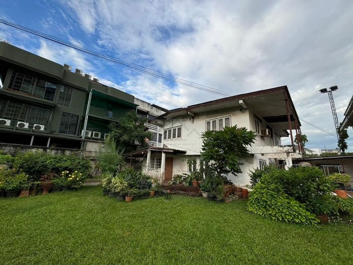 ให้เช่าบ้านสุขุมวิท อโศก ทองหล่อ : ให้เช่าบ้านเดี่ยว 2 ชั้น 150 ตร.วา ซอยเอกมัย 28 สุขุมวิท 63 เหมาะรีโนเวททำธุรกิจ อาทิ Home Office, Clinic, Wellness, Spa, ร้านกาแฟ, Workshop, โยคะในสวน, ทำ air bnb 