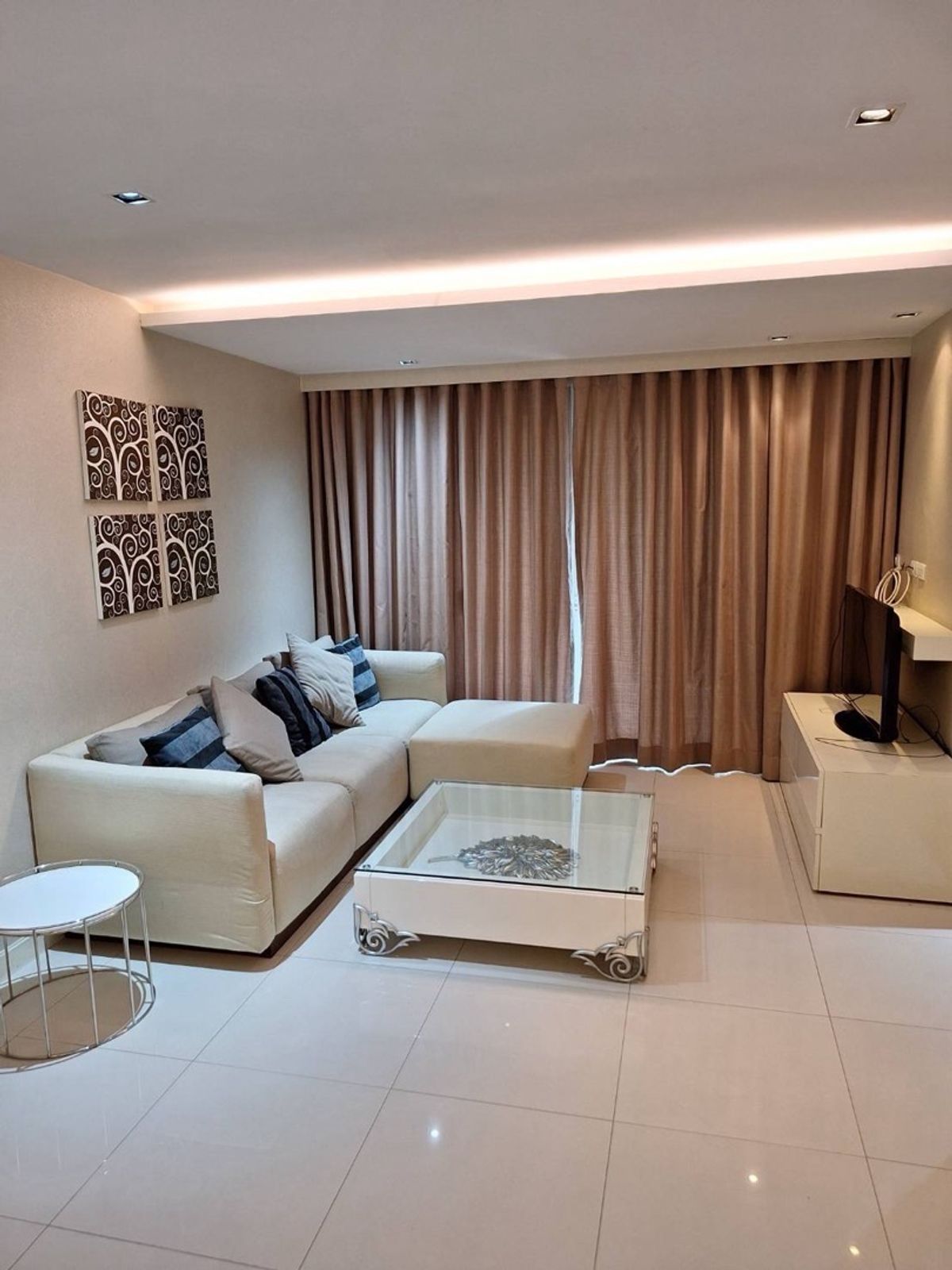 For RentCondoSukhumvit, Asoke, Thonglor : Rent RR065 Le Nice Ekkamai Condo 3 bedrooms, 3 bathrooms near the Ekkamai BTS BTS.