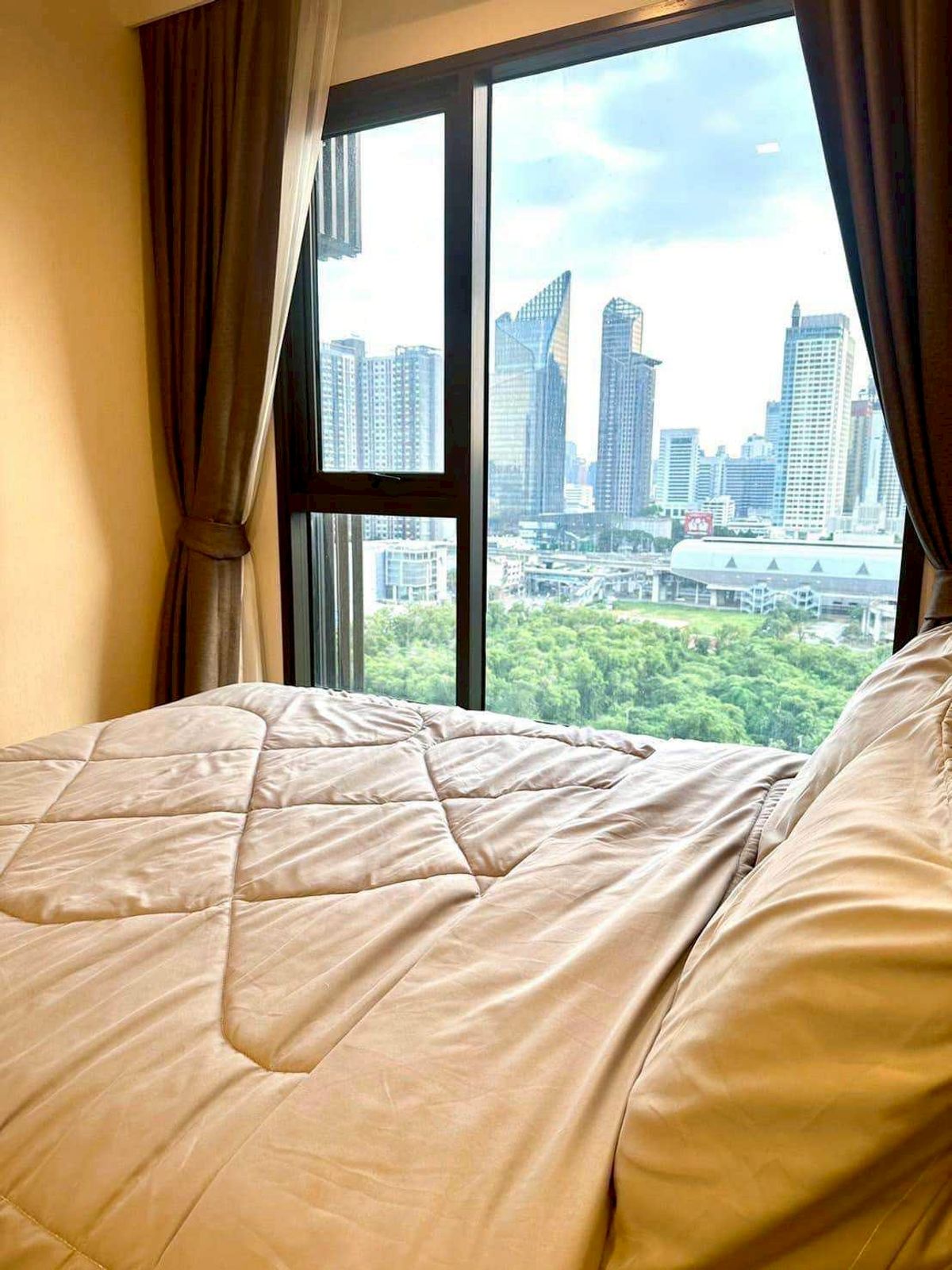 ให้เช่าคอนโดพระราม 9 เพชรบุรีตัดใหม่ RCA : Life Asoke Hype ✨ ห้องใหญ่ 35 ตร. ตกแต่งหรู เพียง 26,000 ✨ได้ชมวิวสวนสวยๆทุกวัน ใกล้ห้าง / MRT พระราม 9 / นัดชม โทร 081-152-6154 Ag