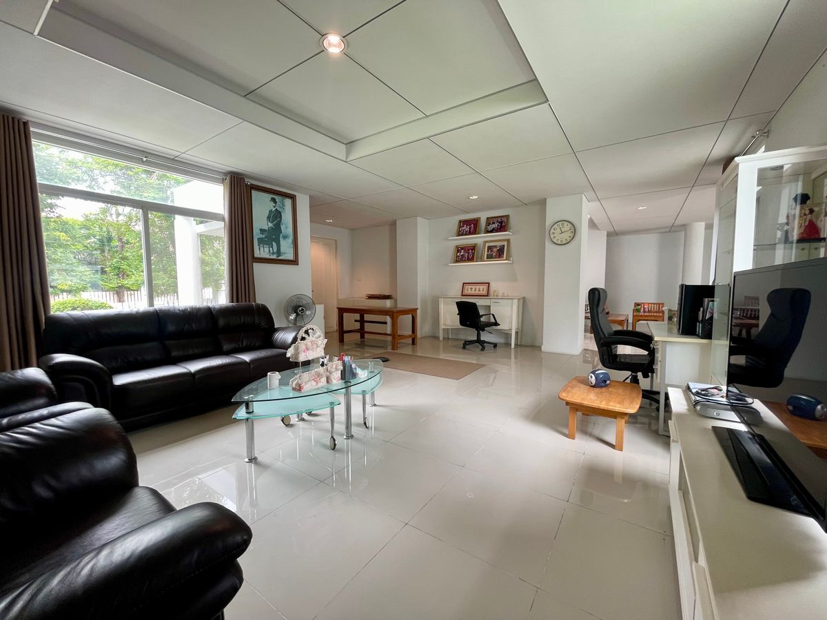 ขายบ้านนวมินทร์ รามอินทรา : ขายบ้านเดี่ยว 2 ชั้น สไตล์ modern classic หลังใหญ่ที่สุดในโครงการ