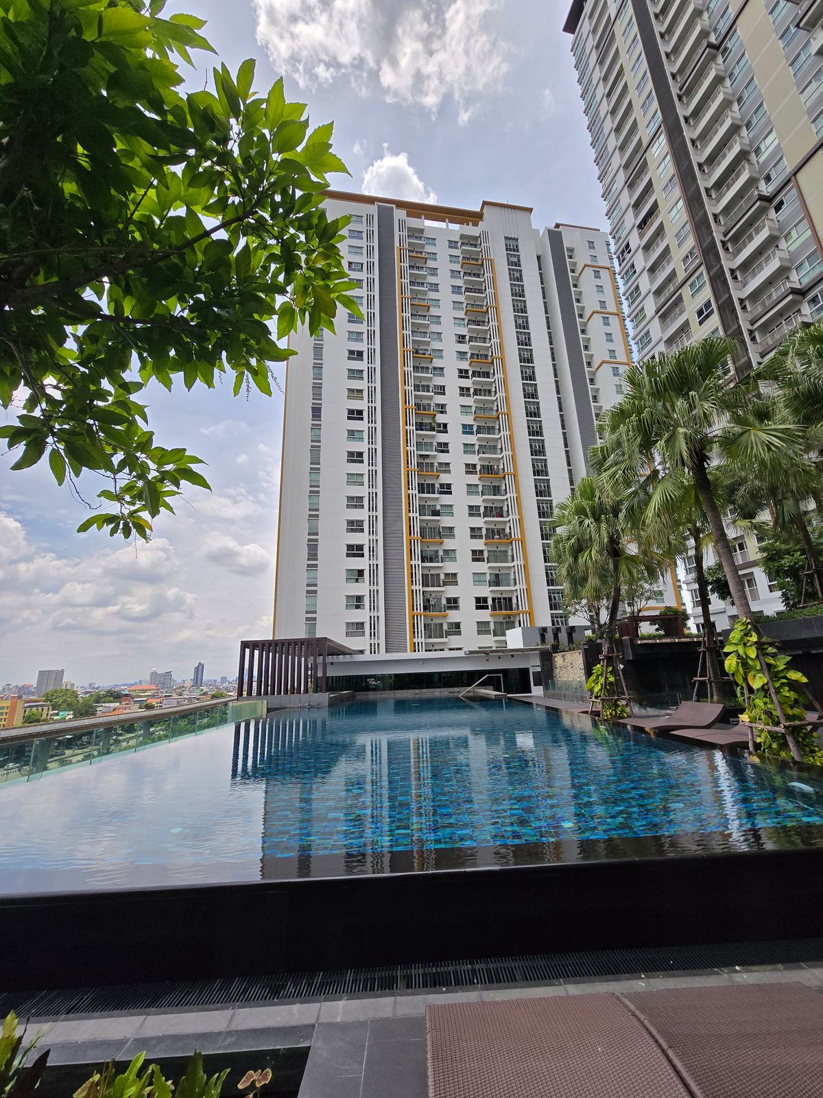 For SaleCondoThaphra, Talat Phlu, Wutthakat : The Parkland Grand Taksin Condo, 22nd Floor, Size 47.09 sqm. View pool view. Fix car park.