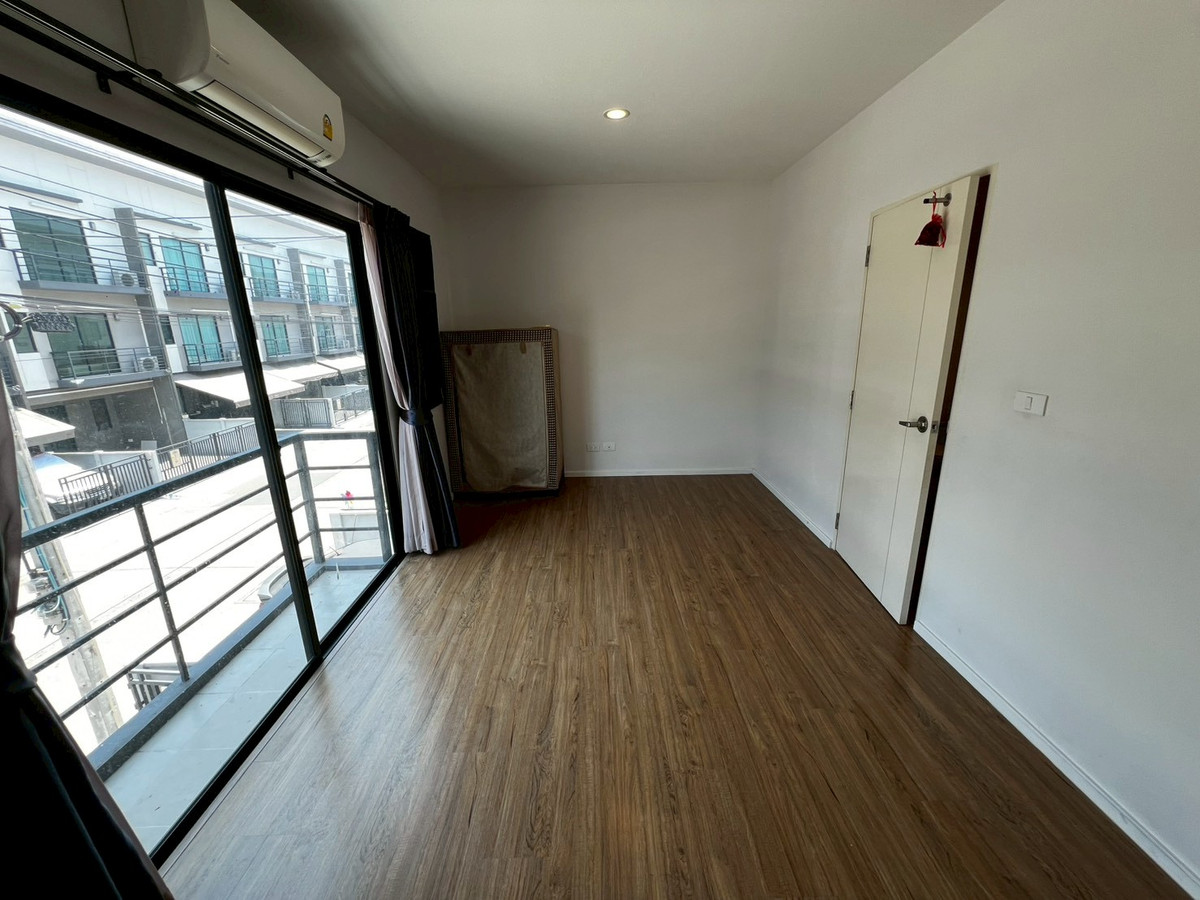 For RentTownhomeRama5, Ratchapruek, Bangkruai : Corner townhome with river view, pet-friendly, near Rama 5 Bridge, 3 bedrooms, 3 bathrooms.