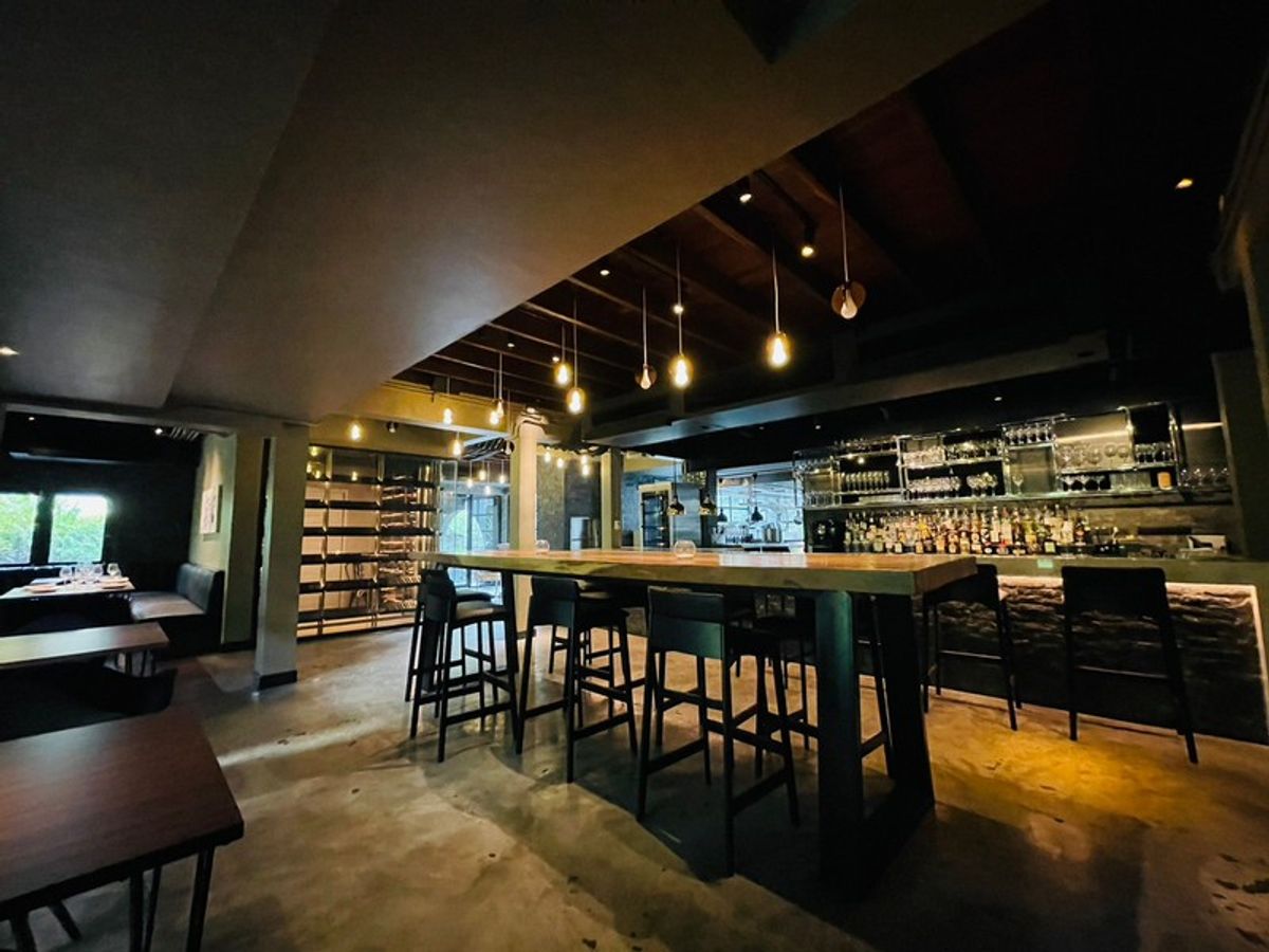 ขายกิจการโรงแรม & กิจการอพาร์ตเมนต์นานา : ขายกิจการร้านอาหาร ซอยสุขุมวิท47 พร้อมเฟอร์นิเจอร์ครบครัน ตกแต่งโทนสีดำ ขาว น้ำตาล พื้นที่ใช้สอยรวมทั้งหมด 900 ตารางเมตร