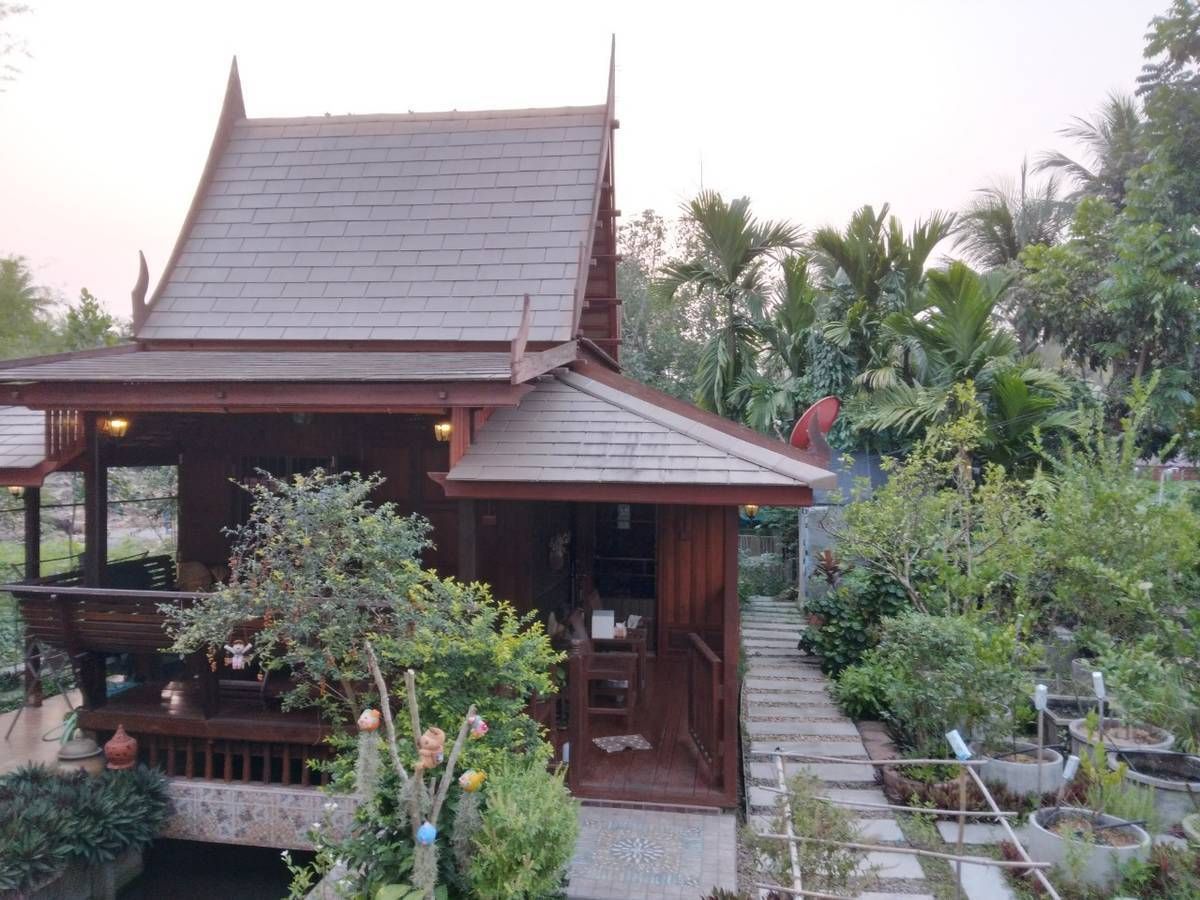 ขายบ้านสมุทรสงคราม : ขายบ้านสวนบางคนที (บ้านพิริยาภรณ์) อ.บางคนที จังหวัดสมุทรสงคราม ทำเลใกล้กรุงเทพ  พื้นที่ใหญ่มาก บรรยากาศ เงียบสงบ ปลอดภัย น่าอยู่ เพื่อนบ้านน่ารัก 