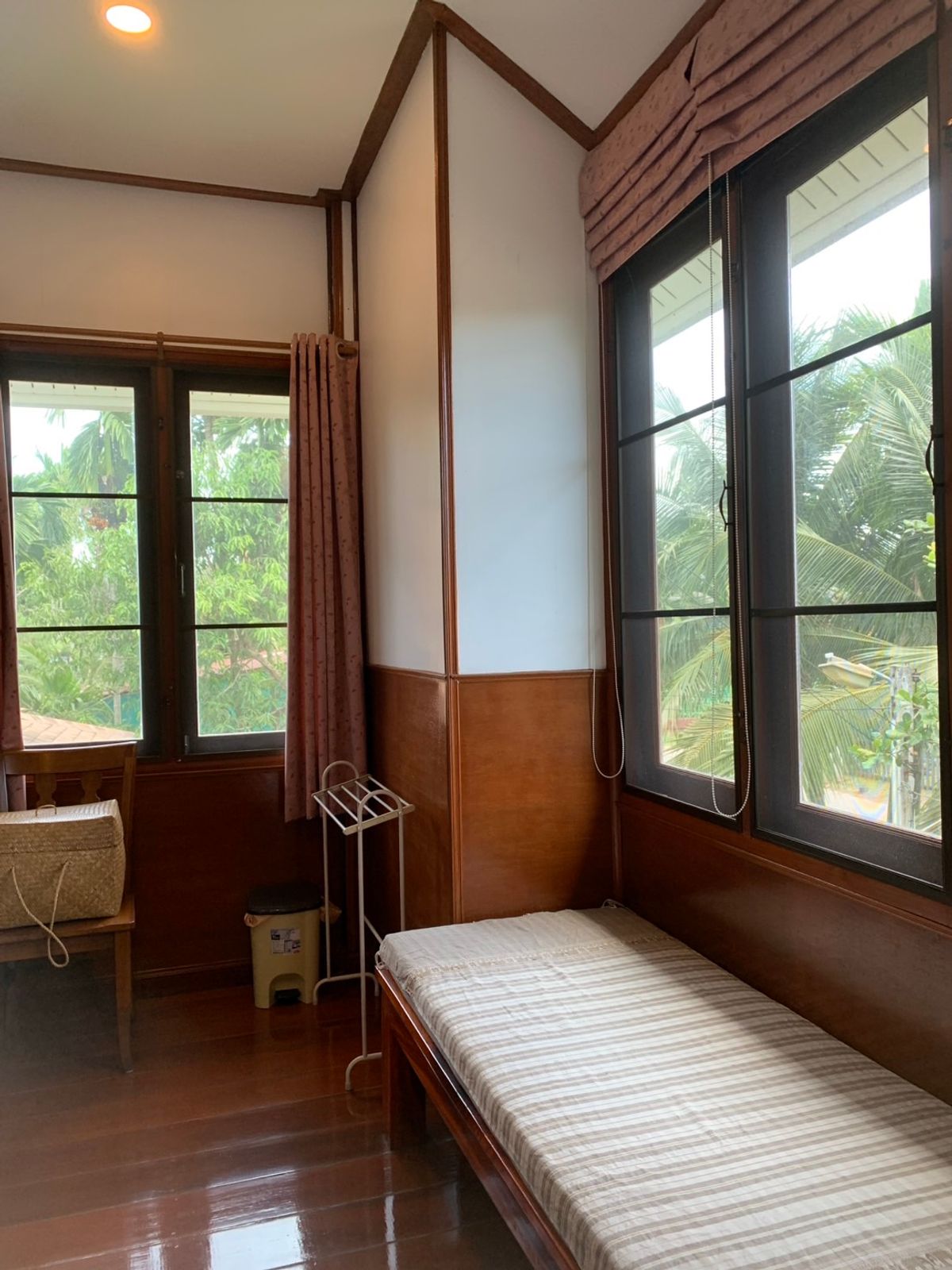 ขายบ้านสมุทรสงคราม : ขายบ้านสวนบางคนที (บ้านพิริยาภรณ์) อ.บางคนที จังหวัดสมุทรสงคราม ทำเลใกล้กรุงเทพ  พื้นที่ใหญ่มาก บรรยากาศ เงียบสงบ ปลอดภัย น่าอยู่ เพื่อนบ้านน่ารัก 