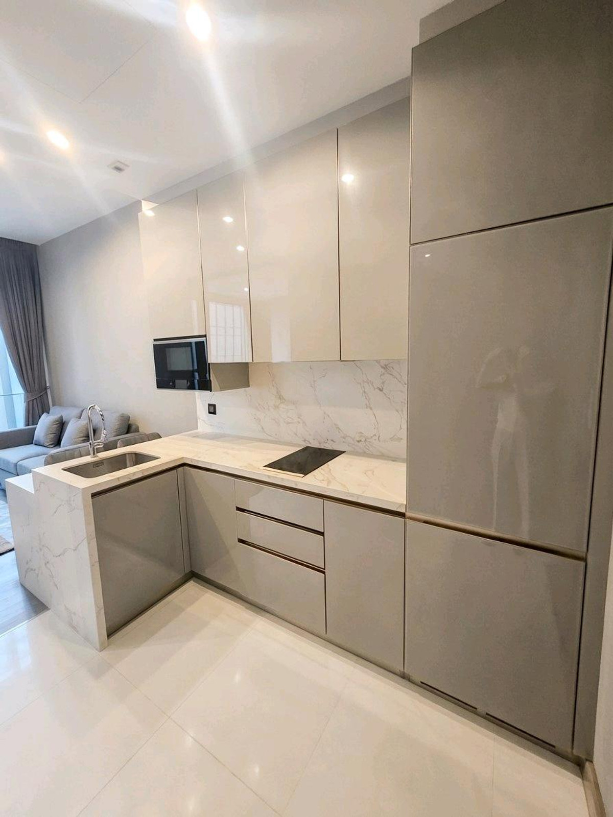 ให้เช่าคอนโดพระราม 9 เพชรบุรีตัดใหม่ RCA : ด่วนห้องมุม หลุดจอง The Esse at Singha Complex 28,000บาท เฟอร์ใหม่ทั้งห้อง📞 โทรด่วน0655193596ปัน