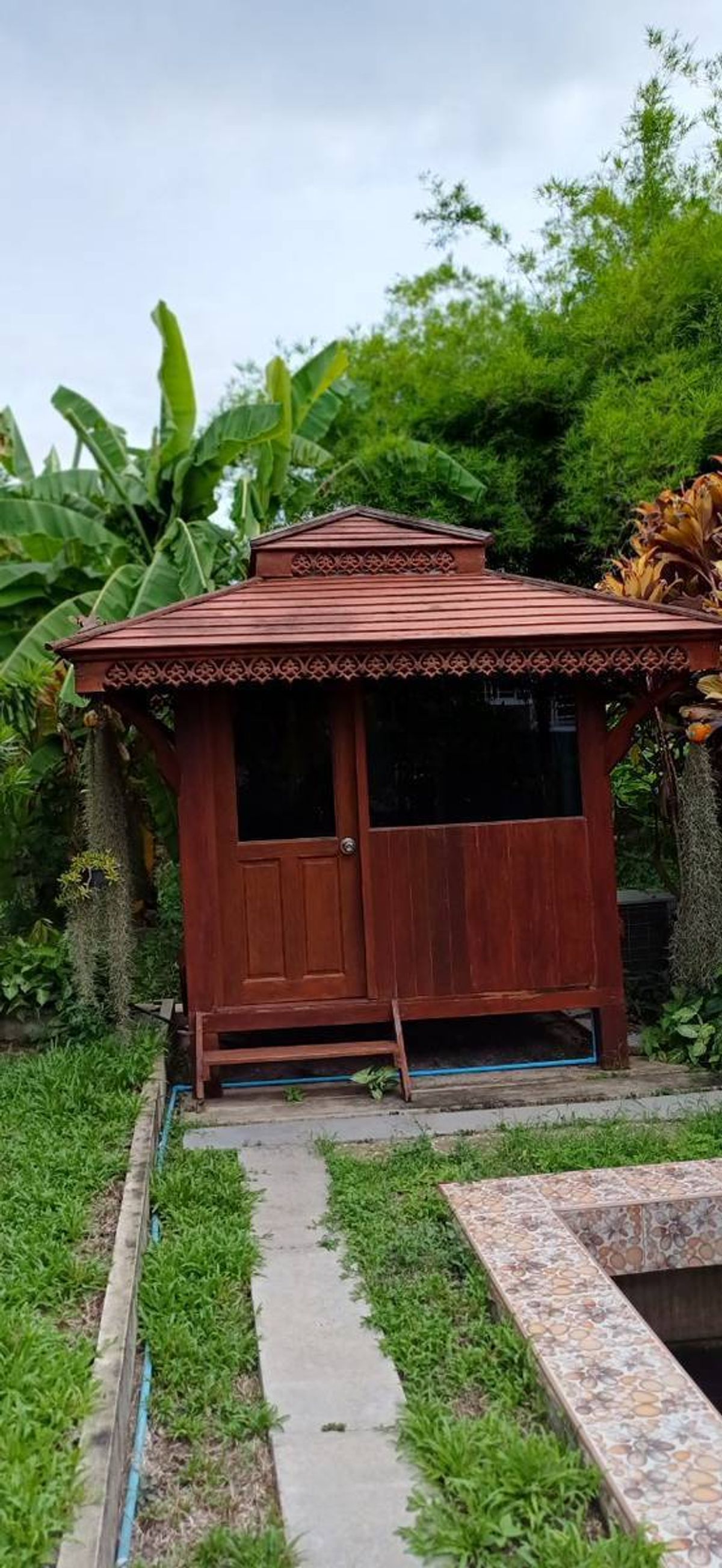 ขายบ้านสมุทรสงคราม : ขายบ้านสวนบางคนที (บ้านพิริยาภรณ์) อ.บางคนที จังหวัดสมุทรสงคราม ทำเลใกล้กรุงเทพ  พื้นที่ใหญ่มาก บรรยากาศ เงียบสงบ ปลอดภัย น่าอยู่ เพื่อนบ้านน่ารัก 