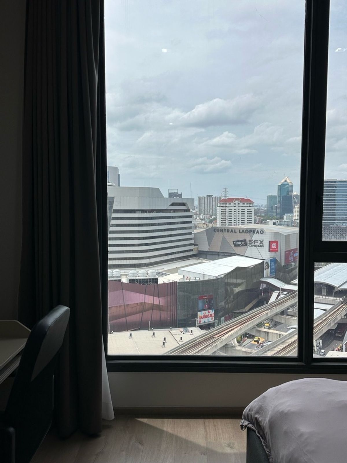 For RentCondoLadprao, Central Ladprao : Corner Room, Nice View, Good Layout Not in the Afternoon Sun