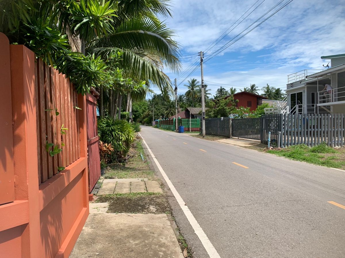 ขายบ้านสมุทรสงคราม : ขายบ้านสวนบางคนที (บ้านพิริยาภรณ์) อ.บางคนที จังหวัดสมุทรสงคราม ทำเลใกล้กรุงเทพ  พื้นที่ใหญ่มาก บรรยากาศ เงียบสงบ ปลอดภัย น่าอยู่ เพื่อนบ้านน่ารัก 