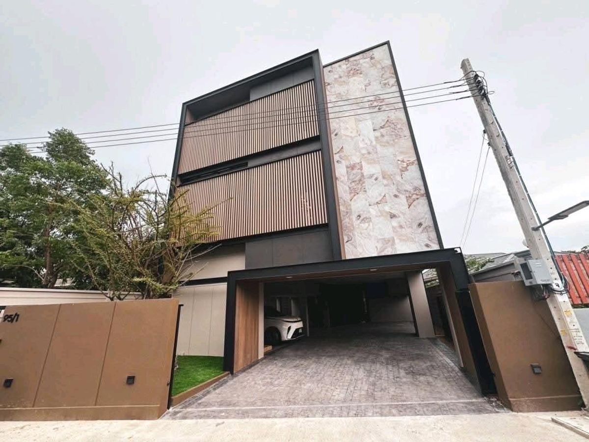 ขายบ้านเลียบทางด่วนรามอินทรา : ขายด่วน #บ้านหรู โมเดิร์น โยธินพัฒนา เลียบด่วนเอกมัยรามอินทรา-เกษตรนวมินทร์ พร้อมสระว่ายน้ำส่วนตัว 📞066-165-9828
