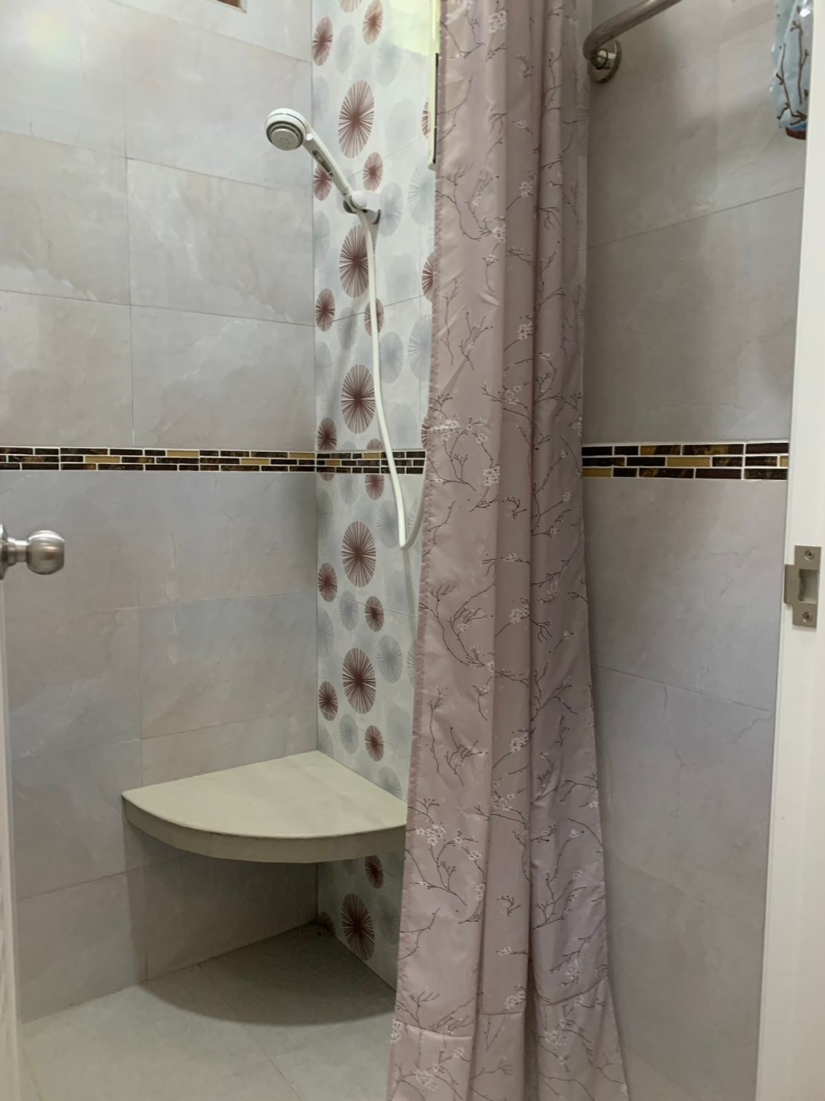 ขายบ้านสมุทรสงคราม : ขายบ้านสวนบางคนที (บ้านพิริยาภรณ์) อ.บางคนที จังหวัดสมุทรสงคราม ทำเลใกล้กรุงเทพ  พื้นที่ใหญ่มาก บรรยากาศ เงียบสงบ ปลอดภัย น่าอยู่ เพื่อนบ้านน่ารัก 