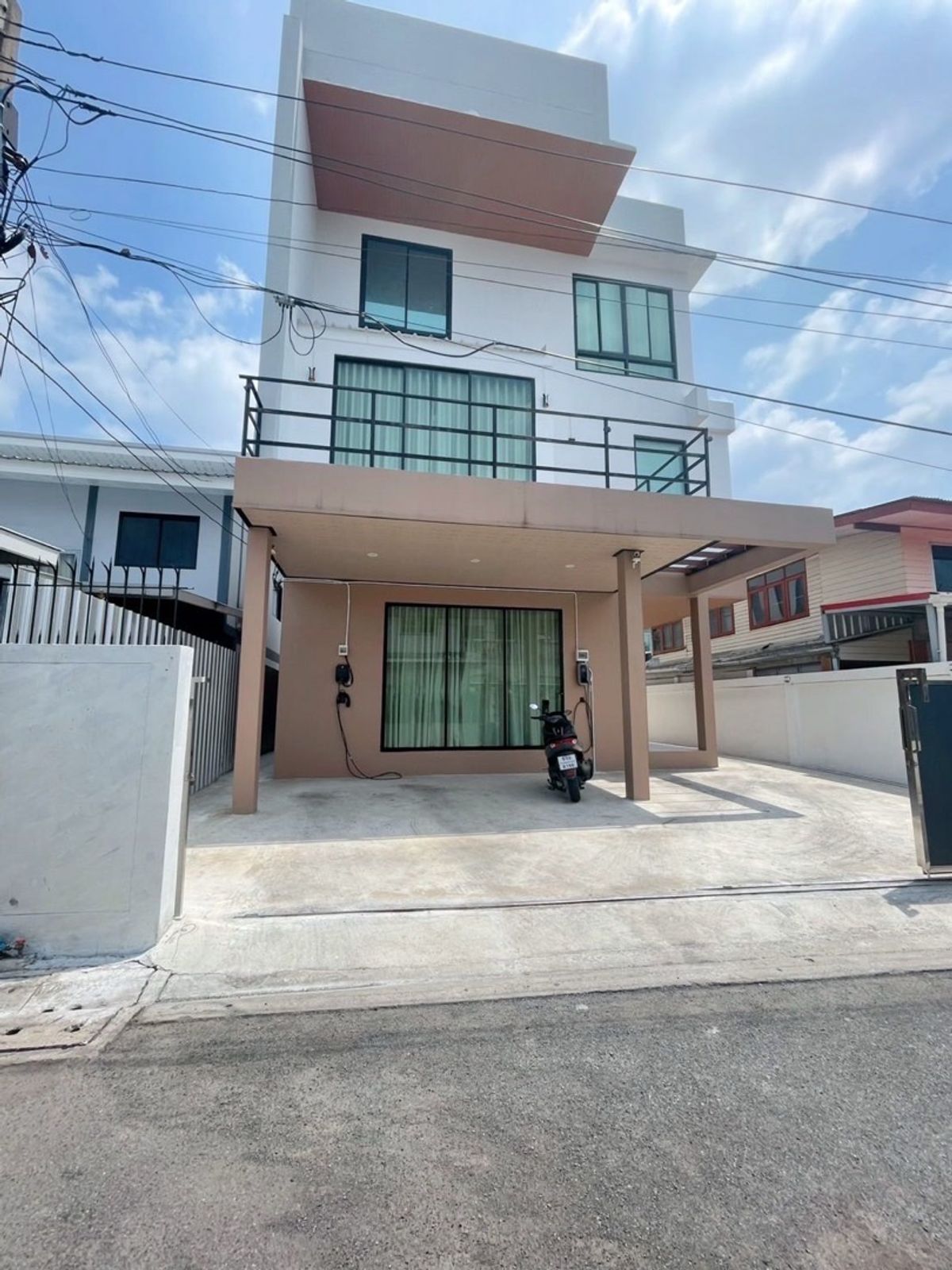 ขายบ้านลาดพร้าว เซ็นทรัลลาดพร้าว : Urgent sale‼️3 and a half storey house, Lat Phrao location