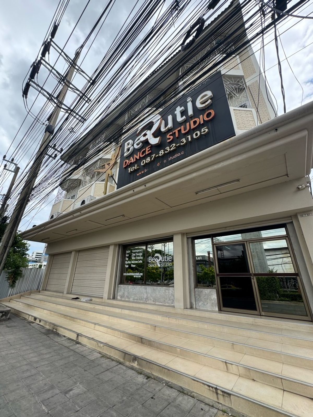 ขายอาคารพาณิชย์พัฒนาการ ศรีนครินทร์ : ขายอาคารพานิชย์ ติดถนนศรีนครินทร์ 4 คูหา 4 ชั้น มีที่จอดรถด้านหลัง