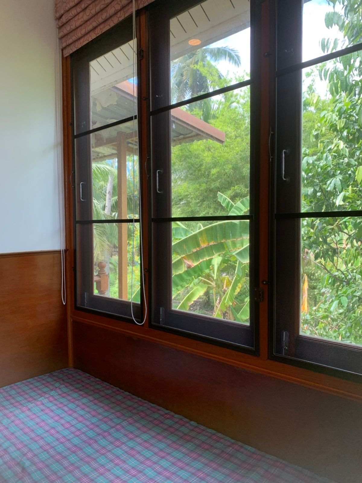 ขายบ้านสมุทรสงคราม : ขายบ้านสวนบางคนที (บ้านพิริยาภรณ์) อ.บางคนที จังหวัดสมุทรสงคราม ทำเลใกล้กรุงเทพ  พื้นที่ใหญ่มาก บรรยากาศ เงียบสงบ ปลอดภัย น่าอยู่ เพื่อนบ้านน่ารัก 