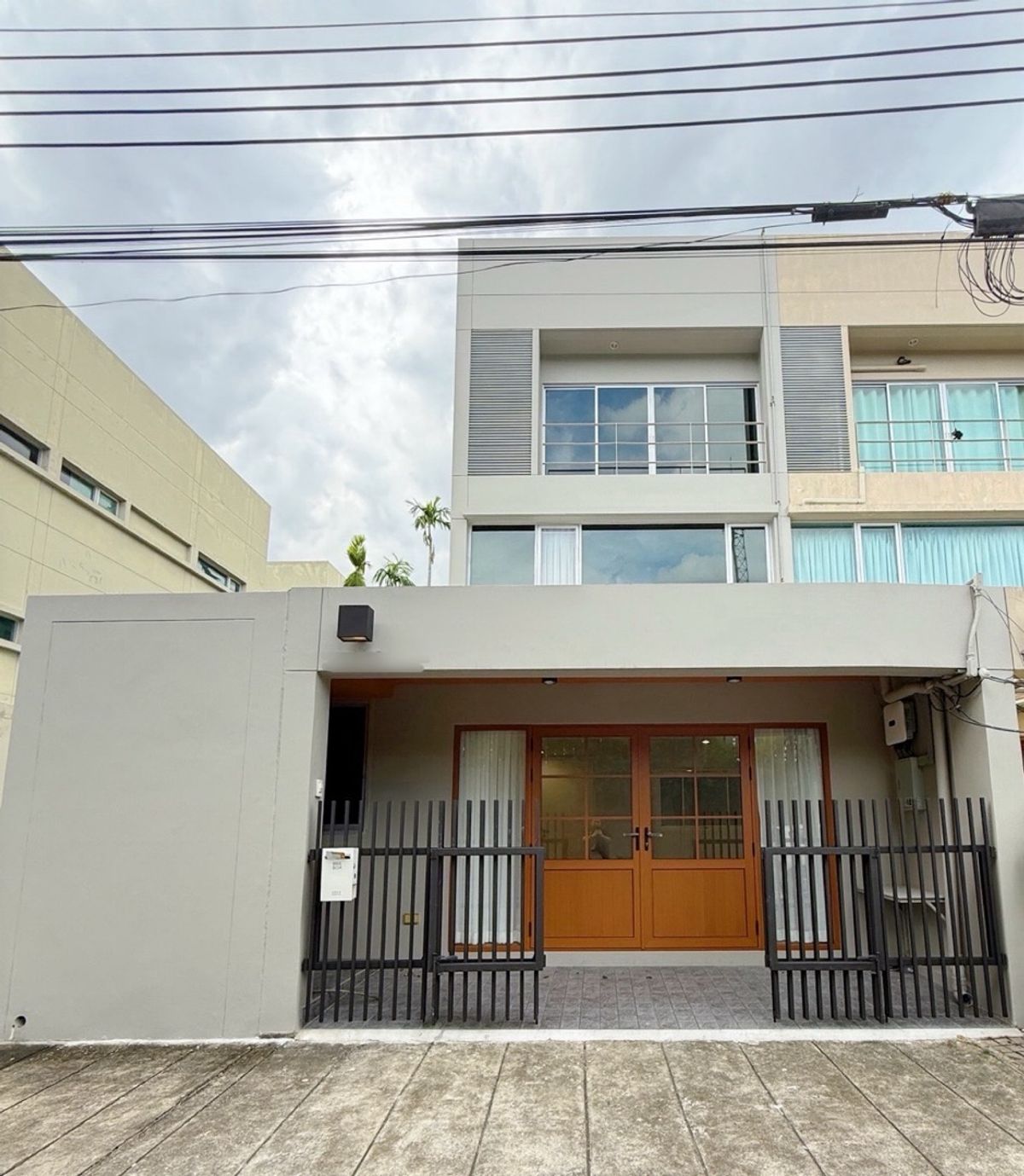 ให้เช่าทาวน์โฮมพัฒนาการ ศรีนครินทร์ : ให้เช่าบ้านทาวน์โฮม 3 ชั้น หมู่บ้านโนเบิลคิวบ์ พัฒนาการ