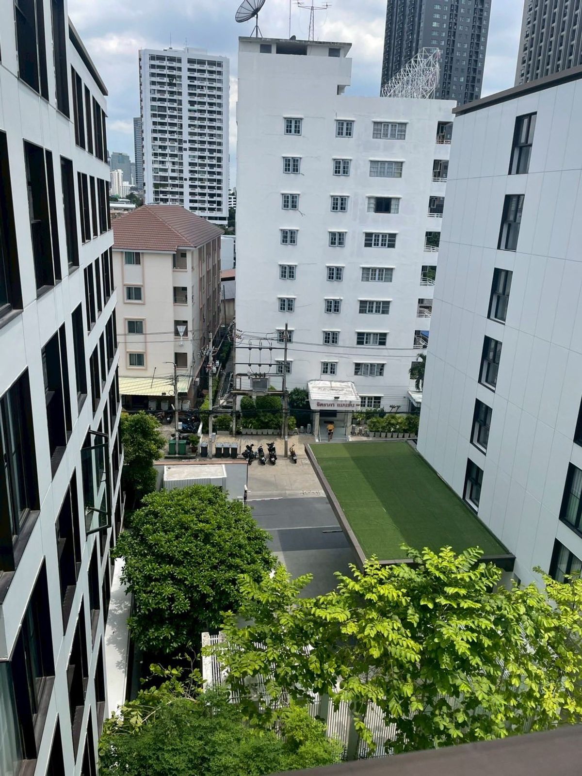 ให้เช่าคอนโดสุขุมวิท อโศก ทองหล่อ : คอนโด Chapter Thonglor 25 เดินทางสะดวก ใกล้รถไฟฟ้าบีทีเอส มีรถรับส่ง เฟอร์นิเจอร์ครบ พร้อมอยู่