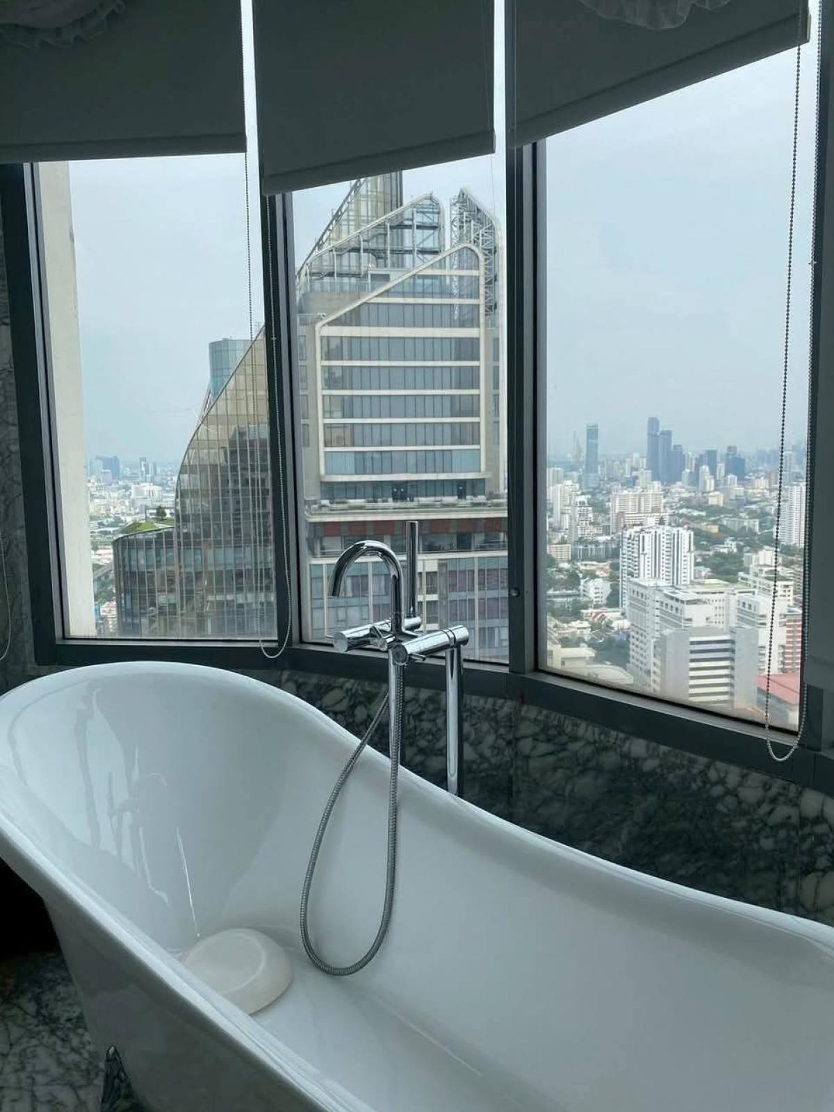 For SaleCondoRama9, Petchburi, RCA : 03/04/2026, Luxury condo in the heart of Asoke, 5 bedrooms, 274 sq.m., priced at 74.9 million THB, close to MRT Phetchaburi.
A life of utmost convenience with fitness center and swimming pool, ready to move in! 0642748883