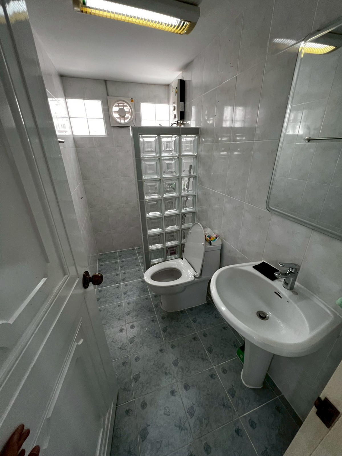 For RentHouseChaengwatana, Muangthong : Brand new, newly renovated 3-bedroom house behind Central Chaengwattana. 3-year lease only.