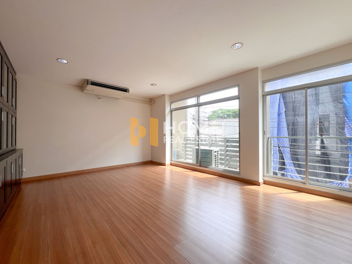 ขายทาวน์โฮมเกษตรศาสตร์ รัชโยธิน : ทาวน์โฮม 3 ชั้นรีโนเวท กับทำเลสุดปัง ย่านรัชวิภา ประชาชื่น 🔥 บ้านกลางเมือง มอนติ - คาร์โล / 3 ห้องนอน (ขาย), Baan Klang Muang Monte - Carlo / 3 Bedrooms (FOR SALE) BALL106