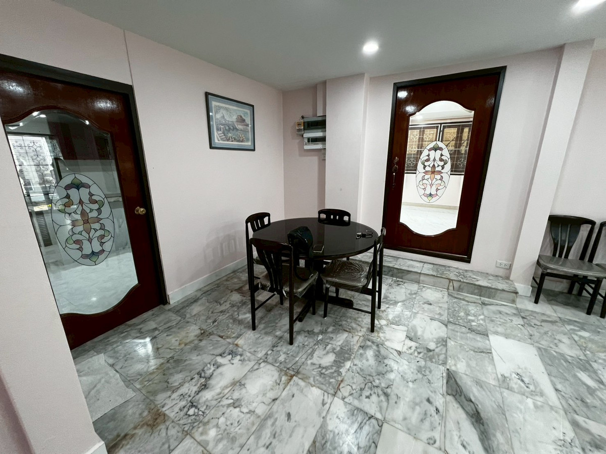 For RentHouseChaengwatana, Muangthong : Brand new, newly renovated 3-bedroom house behind Central Chaengwattana. 3-year lease only.