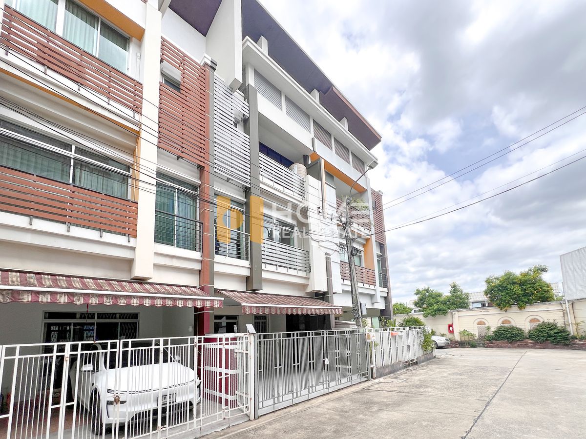 ขายทาวน์โฮมเกษตรศาสตร์ รัชโยธิน : ทาวน์โฮม 3 ชั้นรีโนเวท กับทำเลสุดปัง ย่านรัชวิภา ประชาชื่น 🔥 บ้านกลางเมือง มอนติ - คาร์โล / 3 ห้องนอน (ขาย), Baan Klang Muang Monte - Carlo / 3 Bedrooms (FOR SALE) BALL106