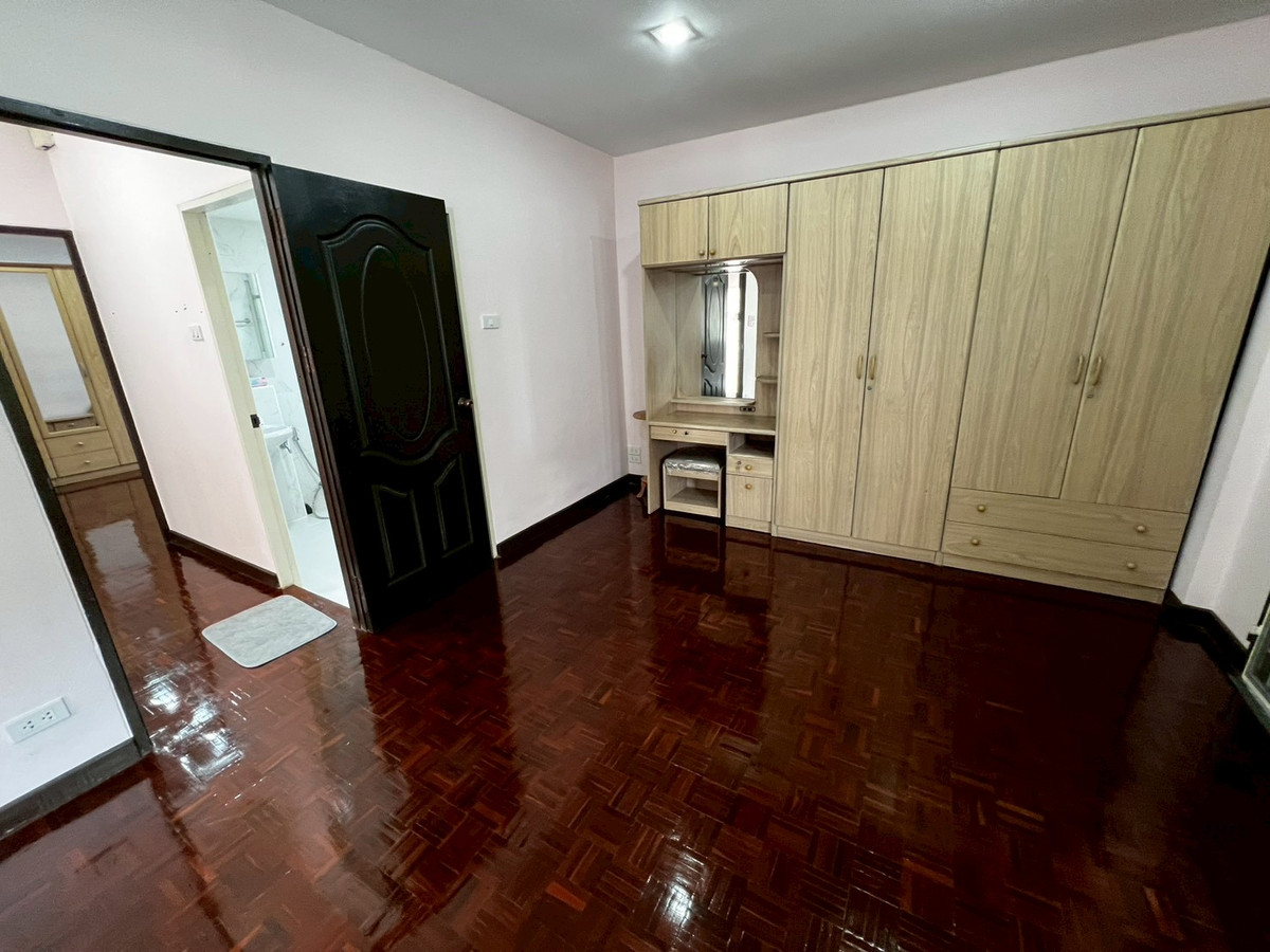 For RentHouseChaengwatana, Muangthong : Brand new, newly renovated 3-bedroom house behind Central Chaengwattana. 3-year lease only.