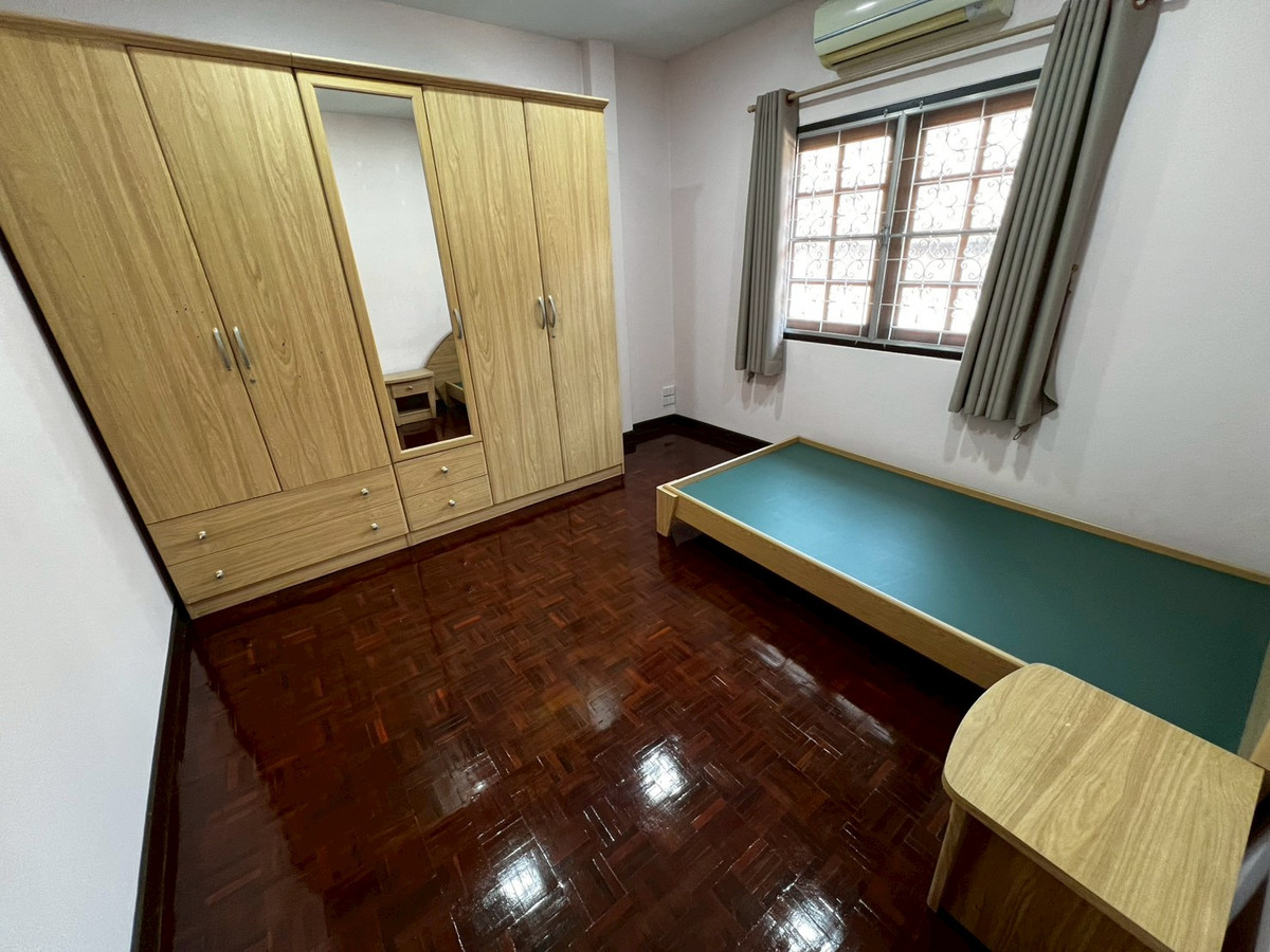 For RentHouseChaengwatana, Muangthong : Brand new, newly renovated 3-bedroom house behind Central Chaengwattana. 3-year lease only.