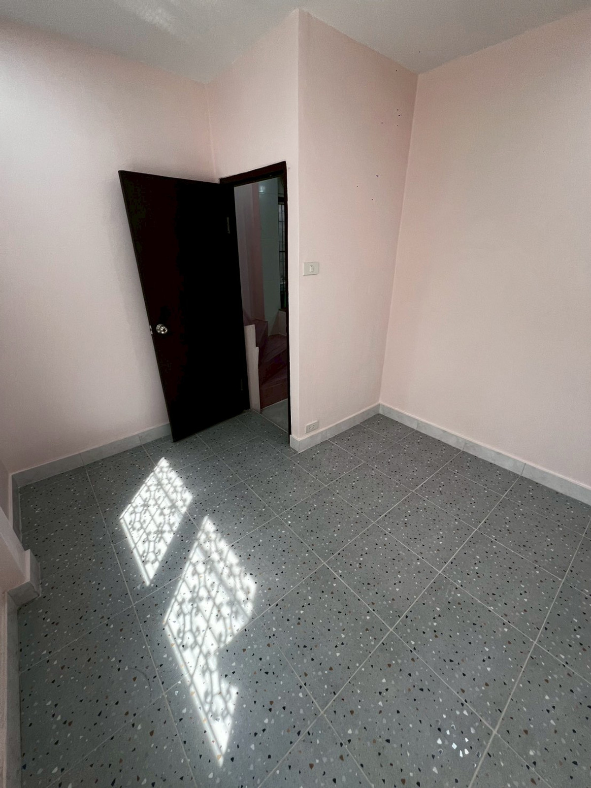 For RentHouseChaengwatana, Muangthong : Brand new, newly renovated 3-bedroom house behind Central Chaengwattana. 3-year lease only.