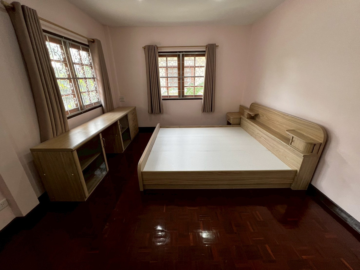 For RentHouseChaengwatana, Muangthong : Brand new, newly renovated 3-bedroom house behind Central Chaengwattana. 3-year lease only.