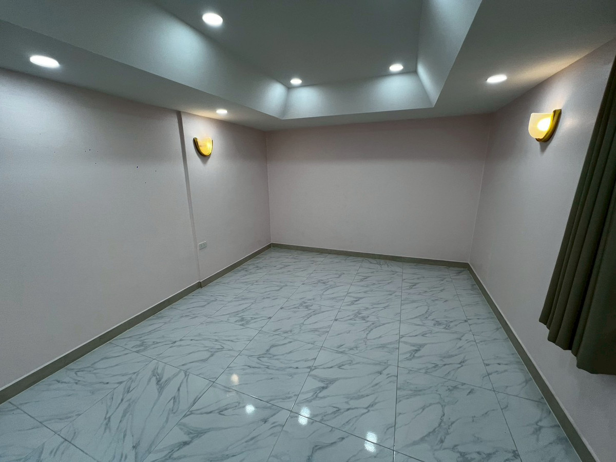 For RentHouseChaengwatana, Muangthong : Brand new, newly renovated 3-bedroom house behind Central Chaengwattana. 3-year lease only.