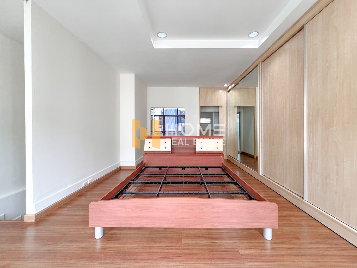 ขายทาวน์โฮมเกษตรศาสตร์ รัชโยธิน : ทาวน์โฮม 3 ชั้นรีโนเวท กับทำเลสุดปัง ย่านรัชวิภา ประชาชื่น 🔥 บ้านกลางเมือง มอนติ - คาร์โล / 3 ห้องนอน (ขาย), Baan Klang Muang Monte - Carlo / 3 Bedrooms (FOR SALE) BALL106