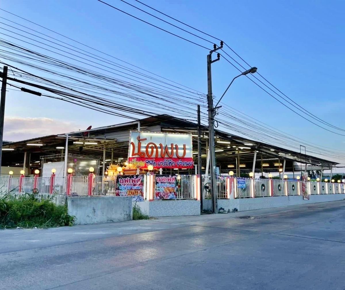 เซ้งร้านค้า/ตลาดนัดลาดกระบัง สุวรรณภูมิ : เซ้งร้านหมูกระทะบุฟเฟ่ต์-ซีฟู๊ด ใกล้มอราม 2 ใกล้ตลาดนัดนัมเบอร์วัน มีรกเมย์ผ่านตลอด เปิดมานานมากกว่า