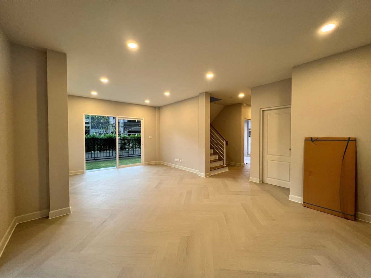 For RentHousePathum Thani,Rangsit, Thammasat : Large house type, 4 bedrooms, 3 bathrooms, full A/C and curtains. Furniture can be included or excluded.