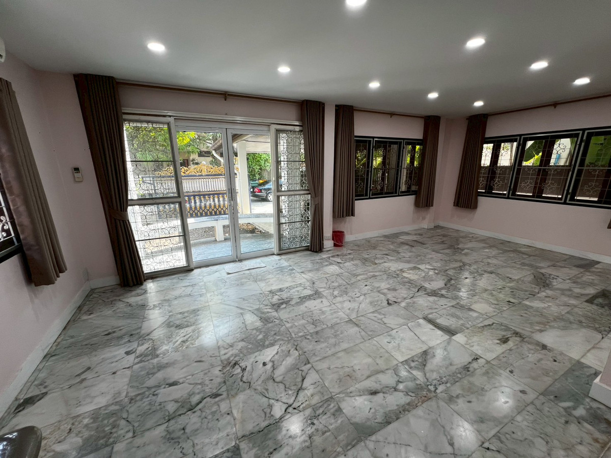 For RentHouseChaengwatana, Muangthong : Brand new, newly renovated 3-bedroom house behind Central Chaengwattana. 3-year lease only.