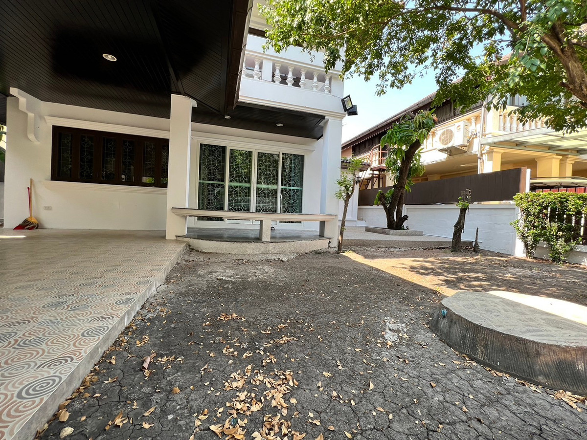 For RentHouseChaengwatana, Muangthong : Brand new, newly renovated 3-bedroom house behind Central Chaengwattana. 3-year lease only.