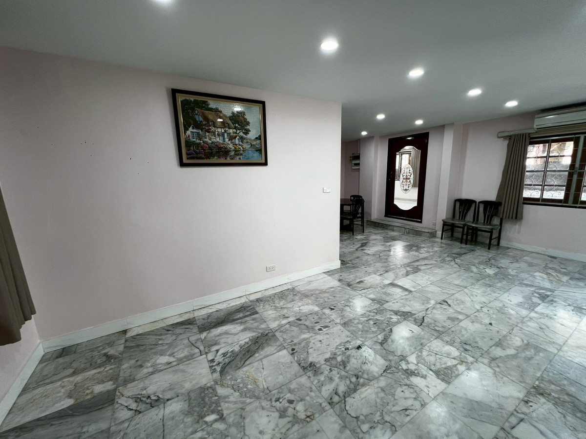 For RentHouseChaengwatana, Muangthong : Brand new, newly renovated 3-bedroom house behind Central Chaengwattana. 3-year lease only.