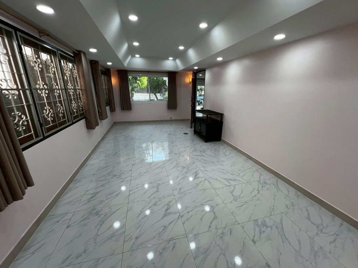 For RentHouseChaengwatana, Muangthong : Brand new, newly renovated 3-bedroom house behind Central Chaengwattana. 3-year lease only.