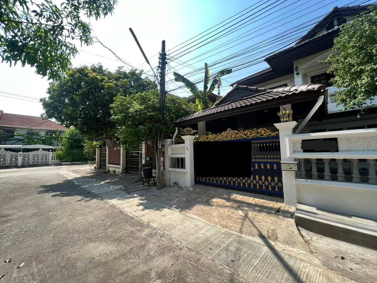 For RentHouseChaengwatana, Muangthong : Brand new, newly renovated 3-bedroom house behind Central Chaengwattana. 3-year lease only.