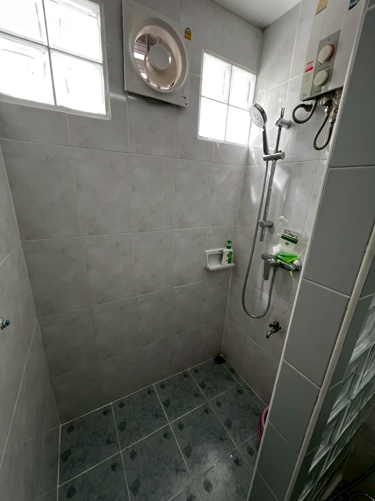 For RentHouseChaengwatana, Muangthong : Brand new, newly renovated 3-bedroom house behind Central Chaengwattana. 3-year lease only.